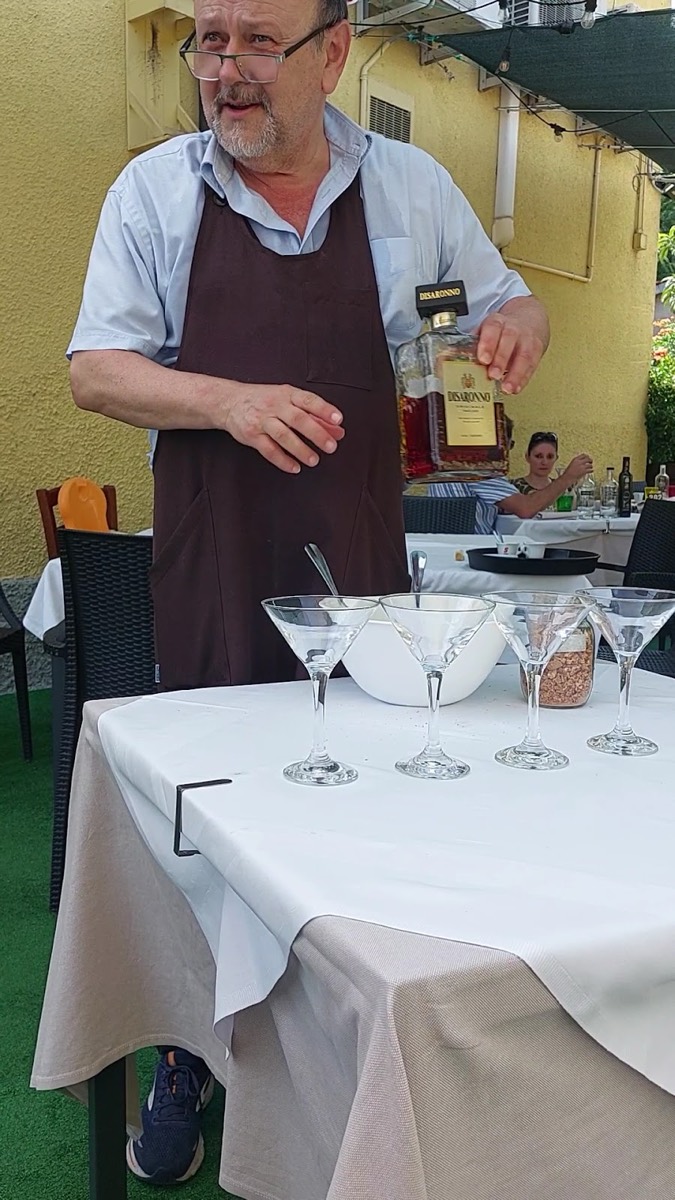L'oste prepara lo sgroppino ai tavoli della veranda