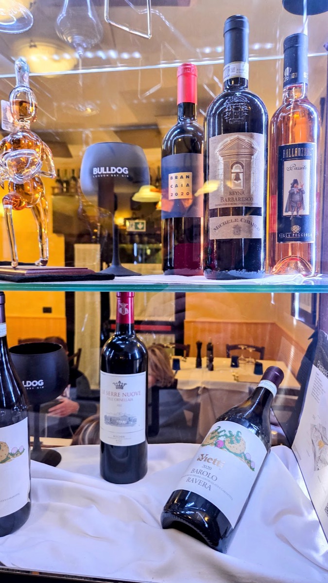 La vetrina dei vini: Barbaresco, Barolo e altre etichette